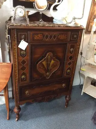 VINTAGE CHEST OF DRAWERS ON ROLLERS W/4 DRAWERS