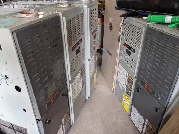 Furnace (( installation gas hot air units ))