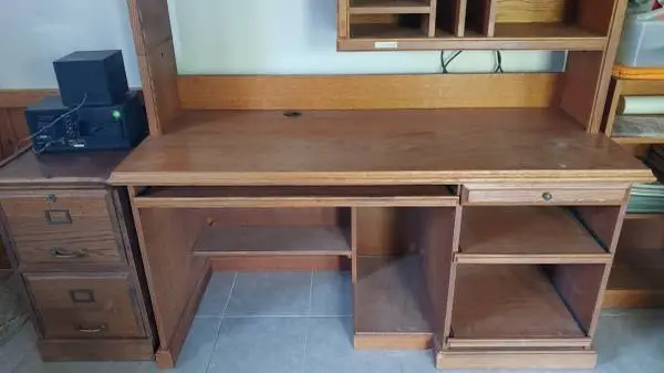 Nice large wood desk & shelves + other office furniture