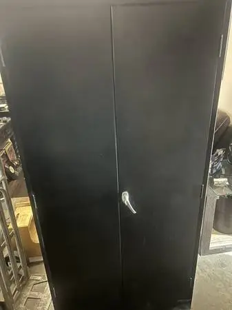 Metal Storage Cabinet. Locking with key!