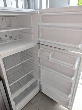 Whirlpool 16 cu ft Refrigerator with Top Freezer and microwave