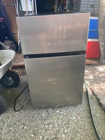 Vissani Mini Refrigerator 3.1 C.F.