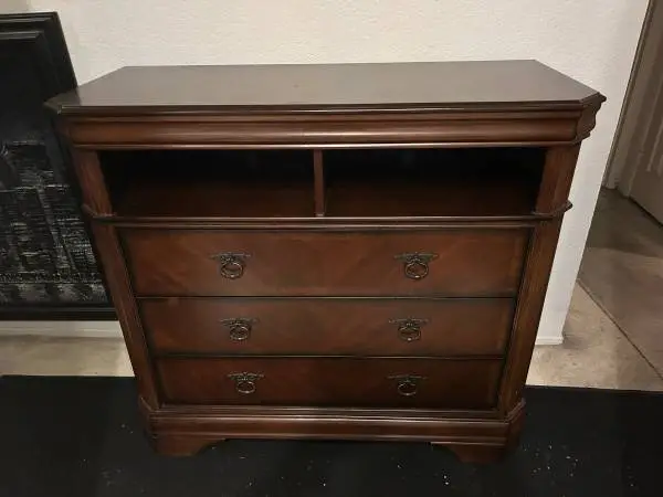 QUALITY LIKE NEW WOODEN DRESSER/TV CABINET COMBO CAN DELIVER LOCAL IF NEEDED