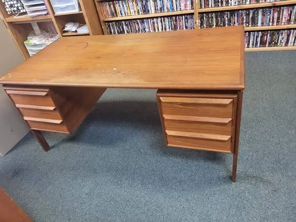 Desk with 6-Drawers