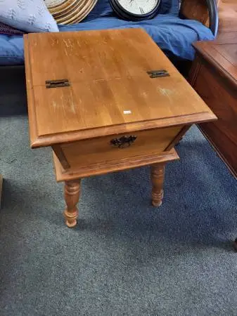 Coffee Table w/Flip Top Lid