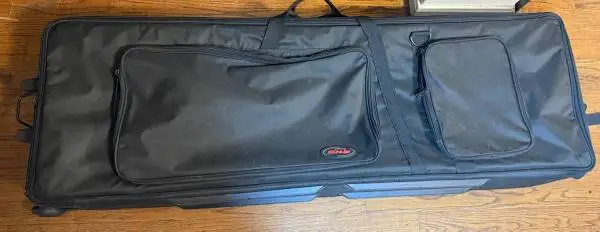 Hard padded 88 key SKB Keyboard case w/ wheels&velcro straps inside