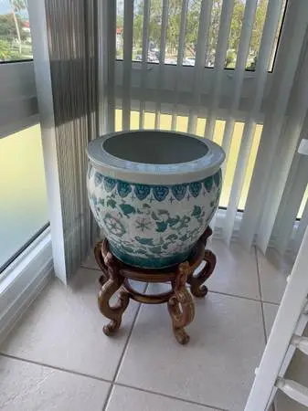 Reduced Stunning big Chinese vase with wood base