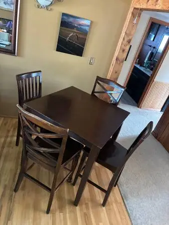 Small kitchen-dinning table with 4 chairs.