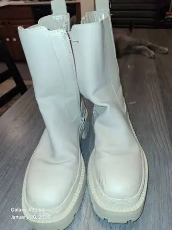 Womens size 8.5 cream-colored Zara chunky boots