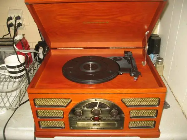 RECORD PLAYER--CD--TUNER--Crosley All In 1