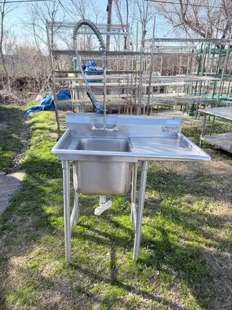 Stainless steel one compartment sink with sprayer