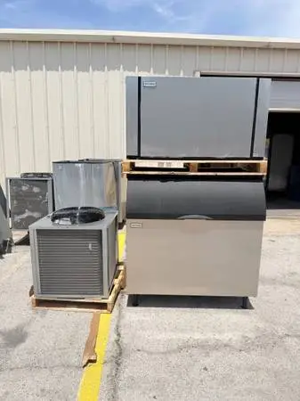 New 1560 Lb Ice machine