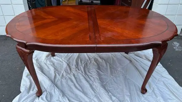 Vintage Queen Anne style oval extended dining table reddish brown L65”-L83”*