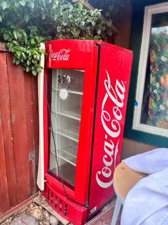 COCA COLA REFRIGERATOR 5.5 ft (x24)*NOT WORKING GREAT STORAGE