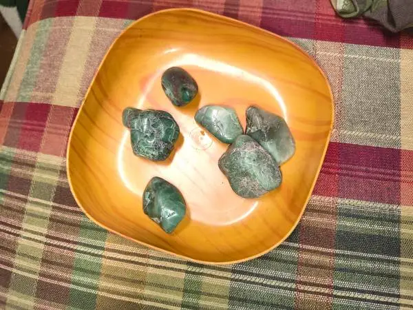 6 emerald tumbler rocks