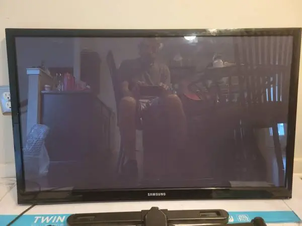 Older but working 40 Samsung Flat Screen TV, not smart