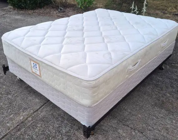 FULL SIZE SEALY PLUSHTOP MATTRESS & BOX SPRING