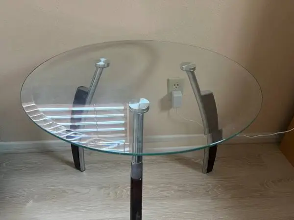 >>>Almost new round glass table<<<