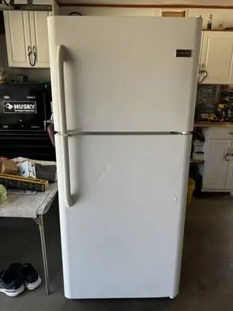 21 CU FT REFRIGERATOR  FRIGIDAIRE