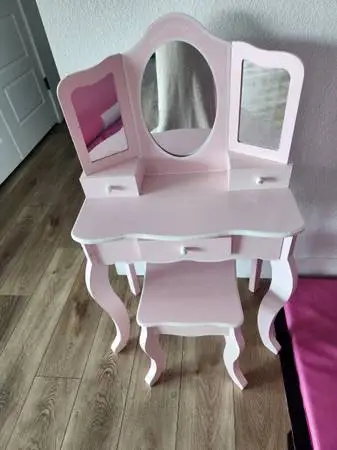 Childrens Vanity table & stool set w/ tri-fold mirror