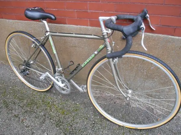 Vintage 80s 18 speed Schwinn Voyageur road bike