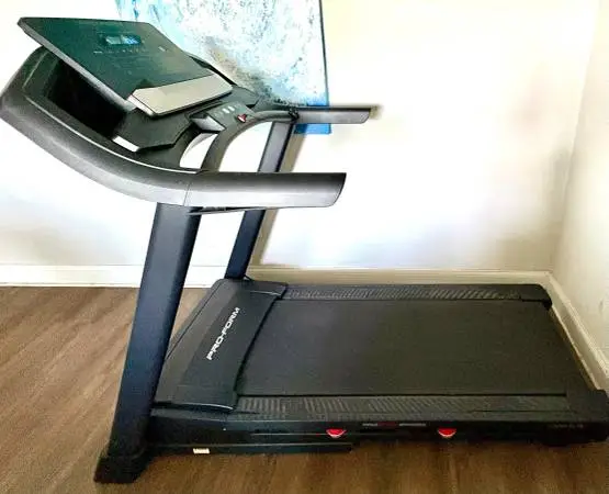 Upright Treadmill - Proform Carbon TLX - $250 (Framingham)