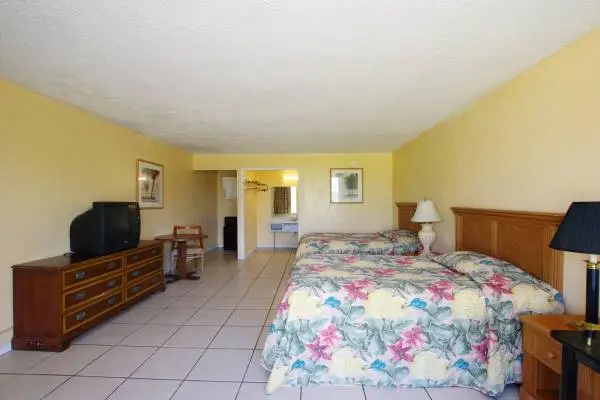 INDEPENDENCE DAY SUMMER SPECIAL - BEST RATES • ONLY $35-$45 DEPOSIT