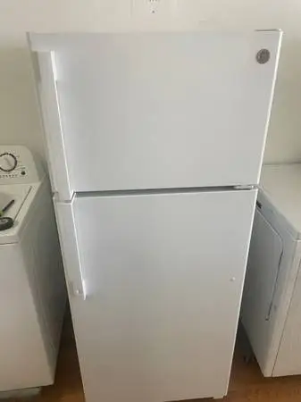 Like new GE top freezer
