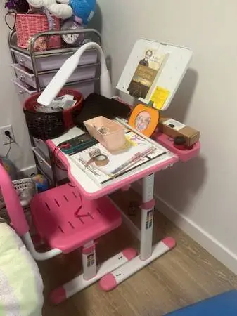 Pink girl’s desk ages 2-10