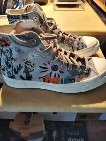 CONVERSE embroidered hi top size 9 worn ONCE