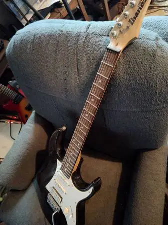 Electric solid body guitar