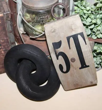 Black Industrial Farmhouse Wood Chain Link Object & 5T Pulley