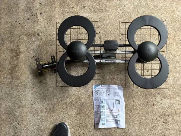 Clearstream TV Antenna with Mounting Bracket and Instructions