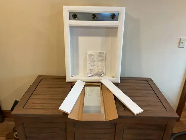 🔴 Medicine Cabinet, 3 lights, brand new,Three mirror door. 💥Reduced!