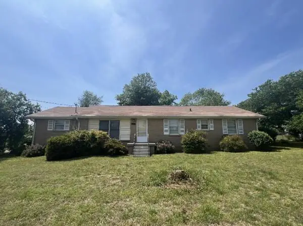 Off-market fix & flip opportunity in Hendersonville!