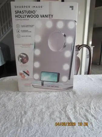 NEW SHARPER IMAGE SPASTUDIO HOLLYWOOD VANITY LIGHTED MIRROR