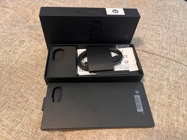 Motorola Razr 2025 Factory Unlocked-256GB | 50MP Camera | Pantone Parfait Pink