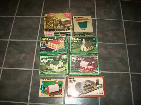 VINTAGE HO SCALE MODEL RAILROAD BUILDINGS & ACCESSORIES MIB