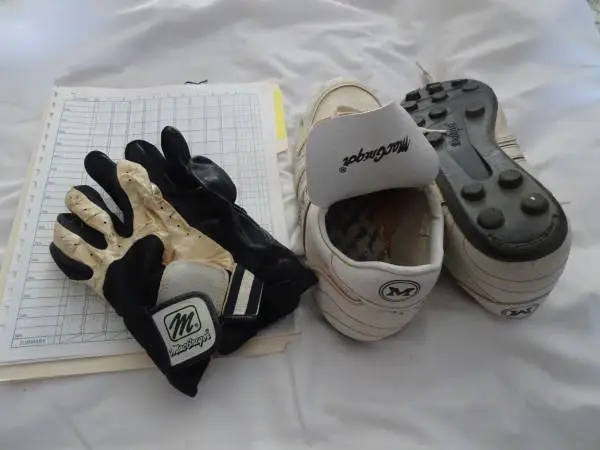 Softball/Baseball, Shoes 9, Batting gloves M, Score paper