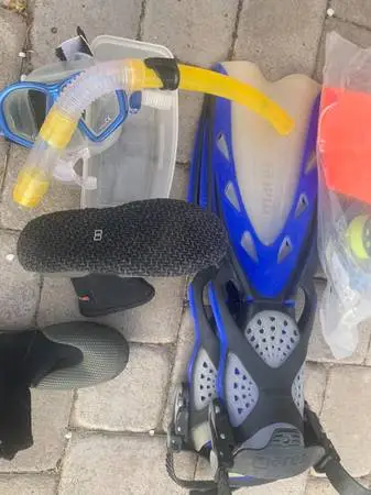 LIKE NEW MARES SKIN DIVING/SNORKELING SET