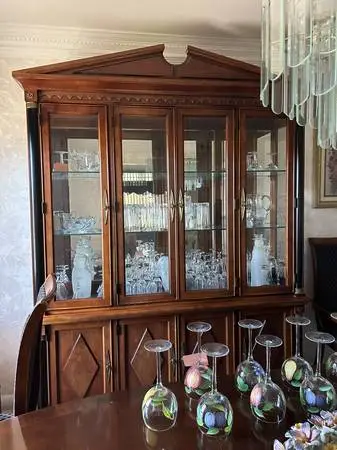 FREE DELIVERY Amazing China Cabinet READ LISTING