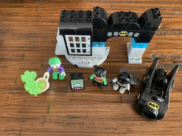 LEGO DUPLO BATCAVE 10919 Batman Robin Joker set DC Comics