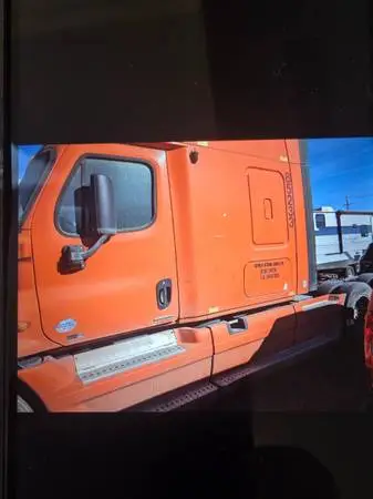 2012 Freightliner Cascadia Semi Truck sleeper tractor DD13 as-is