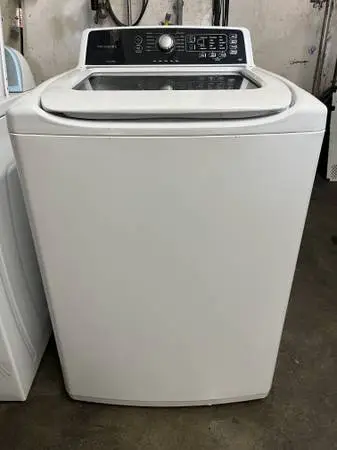 GOOD CONDITION FRIGIDAIRE WASHER SUPER CAPACITY ALL CYCLES HAVE DUTY