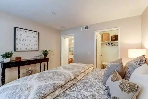 Gorgeous 768 Sq Ft 1 Bed / 1 Bath with washer and dryer