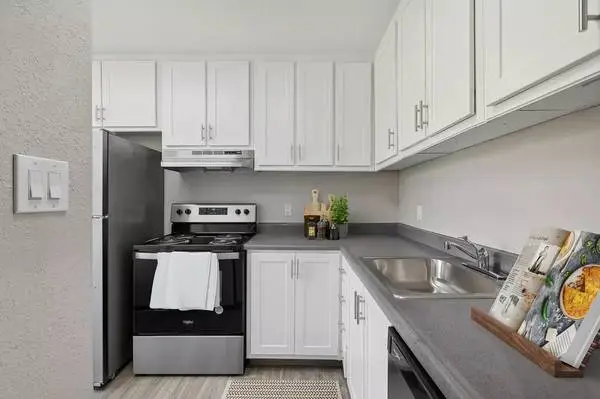 Amazing 2 Bed, 2 Bath with public transit access! 987 Sq Ft!