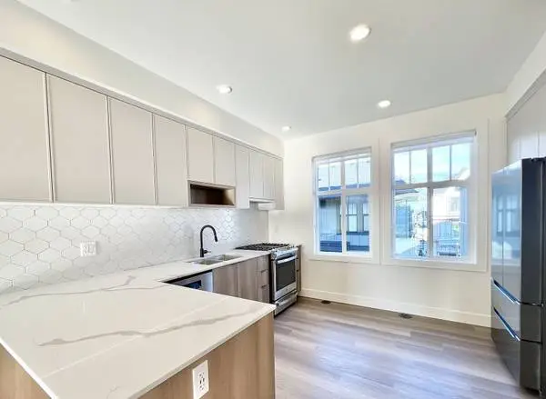 New Spacious 2.5Bed3Bath South Surrey