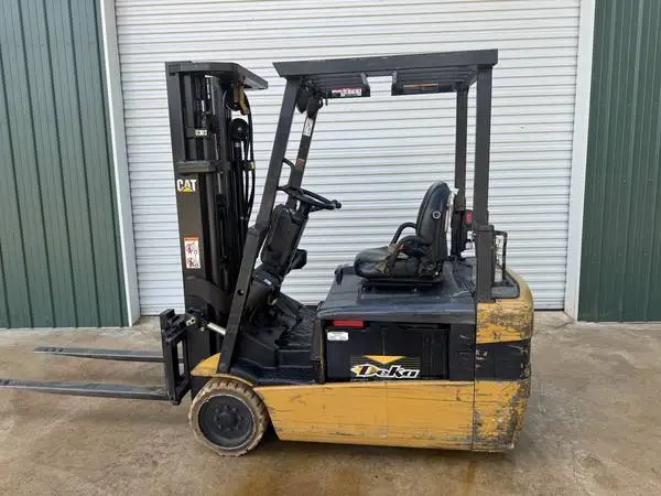 CAT electric forklift (low hours)