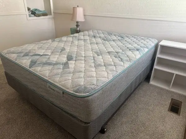 Queen mattress/foundation/frame