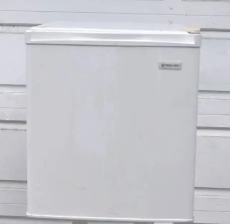 Magic Chef 1.7 Cubic Foot Mini-Fridge Refrigerator